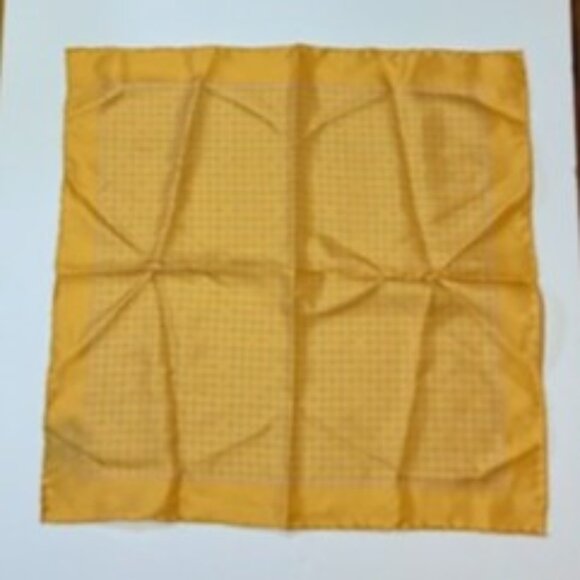 Salvatore Ferragamo 100% Silk Pocket Square Scarf 16 "X 16" Yellow Gold Italy